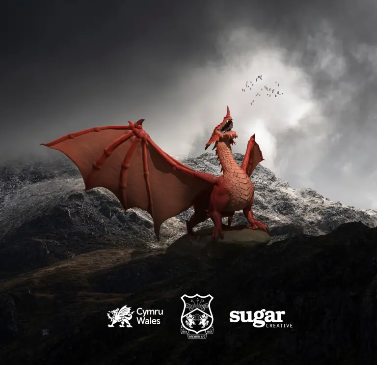 Y Ddraig goch gyda chefndir bygythiol, mynyddig